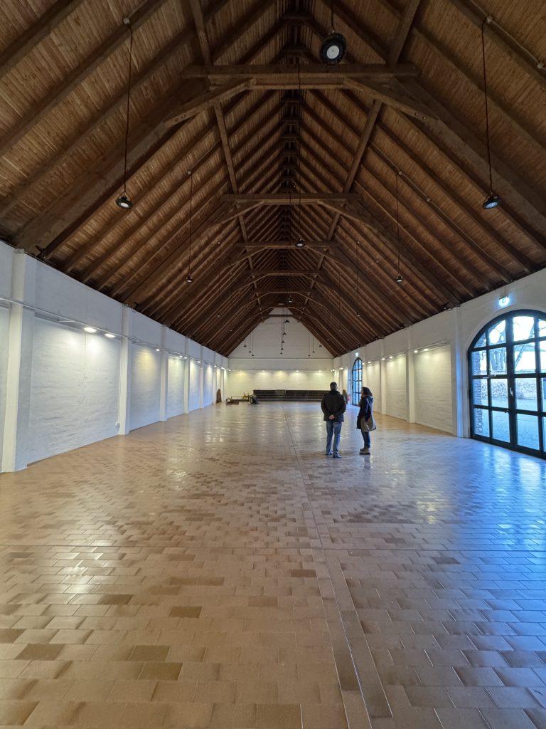 Die "Scheune" des Schwingeler Hofes. Der Städtischen Galerie Wesseling. 34 x 12 Meter.