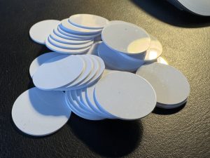 Ein Stapel NFC-Tags warten auf ihre Bestimmung