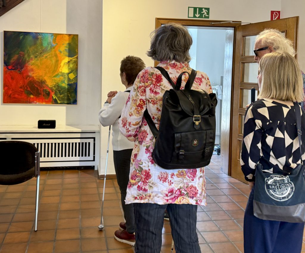 Eine Gruppe des Kölner Blinden- und Sehbehindertenvereins besuchen die Kunstausstellung FARBE BERÜHRT in Wesseling